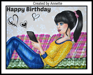 Page de coloriage en niveaux de gris, fille regardant au téléphone. Défilement sur le téléphone