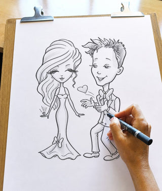 Caricatura de novios dibujada a mano con rotulador de tinta negra sobre papel
